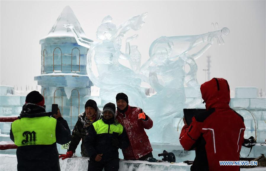 CHINA-HEILONGJIANG-HARBIN-ICE SCULPTURE (CN)