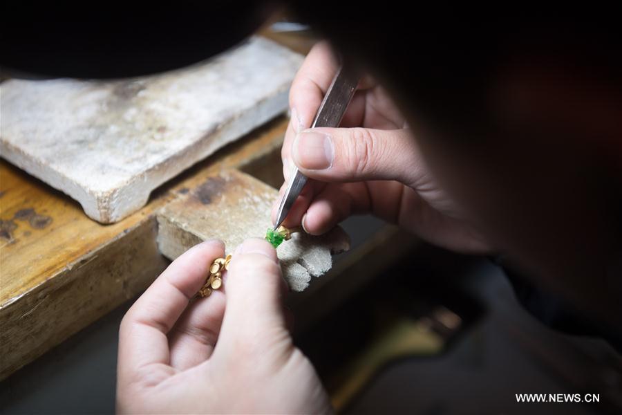 CHINA-HANGZHOU-JEWELLERY MAKER (CN)