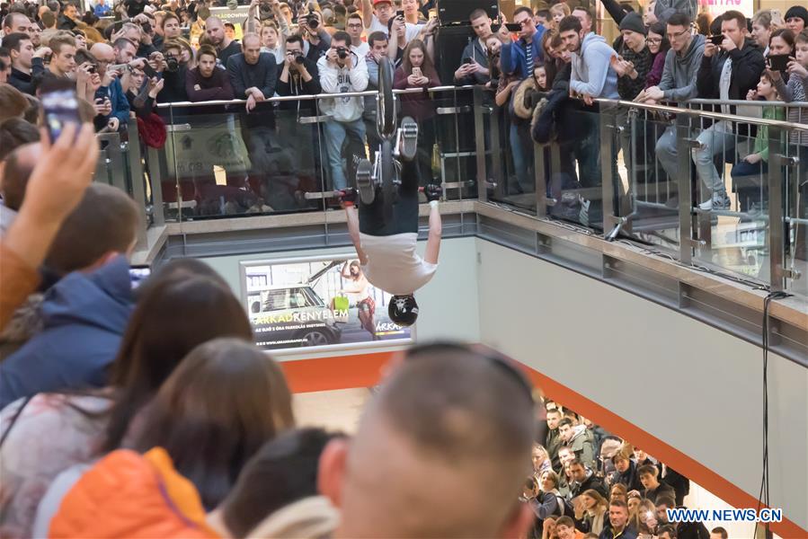 (SP)HUNGARY-BUDAPEST-SHOPPING MALL-BICYCLE RACE