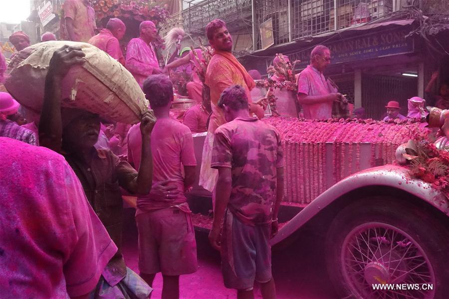 INDIA-KOLKATA-HOLI FESTIVAL-VINTAGE CAR