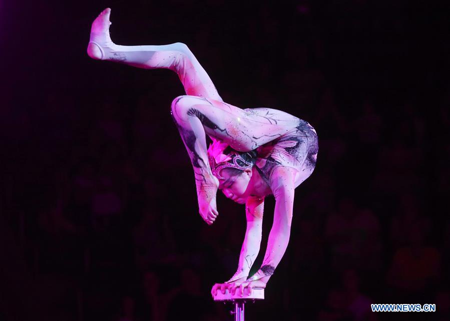 UKRAINE-KIEV-CHINESE ACROBATS-TOP PRIZE