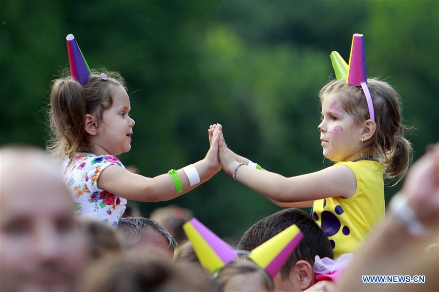 ROMANIA-BUFTEA-GUINNESS RECORDS-HAND CLAPPING GAME