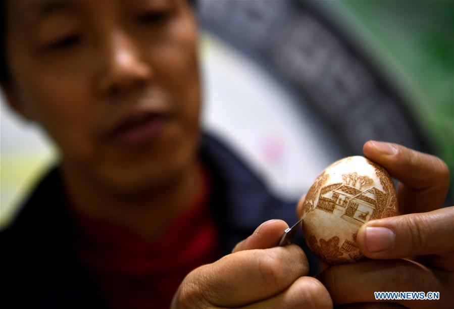 CHINA-ANHUI-HEFEI-EGG CARVING (CN)