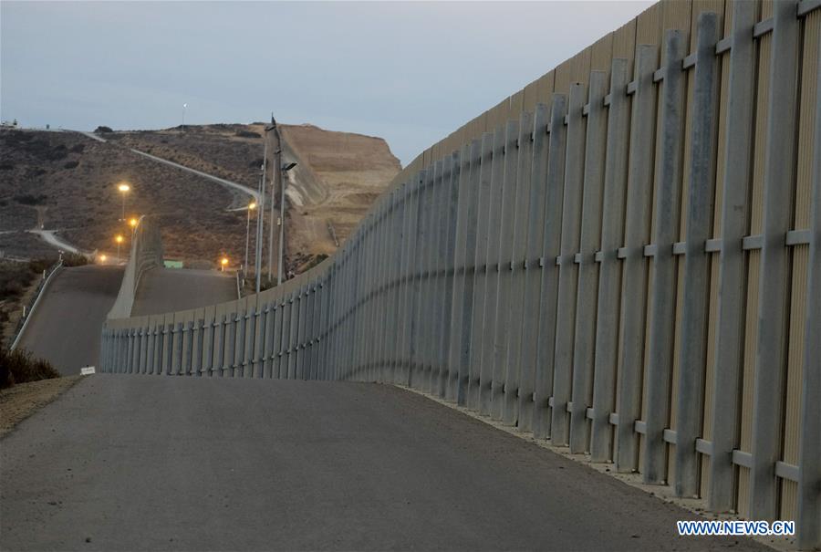 U.S.-SAN DIEGO-BORDER FENCE-MIGRANTS