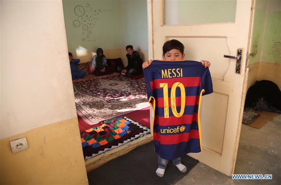 (SP)AFGHANISTAN-KABUL--LIONEL MESSI FAN-MURTAZA  AHMADI