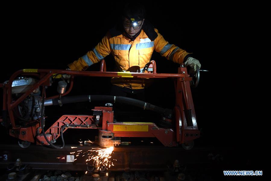 CHINA-ANHUI-HUANGSHAN-RAILWAY STATION-CONSTRUCTION WORKERS (CN)