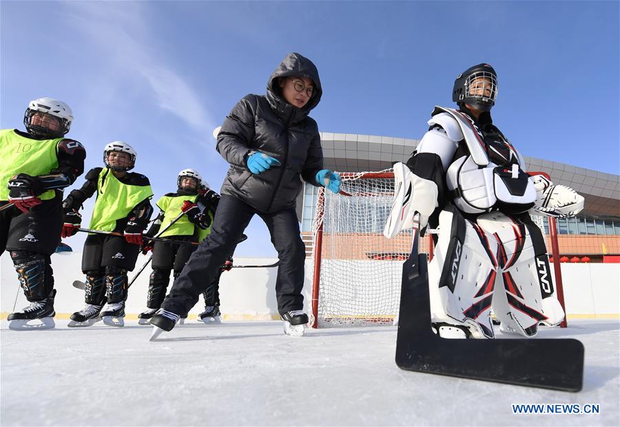 (SP)CHINA-XINJIANG-WENYUN-ICE HOCKEY-PRIMARY SCHOOL TEAM