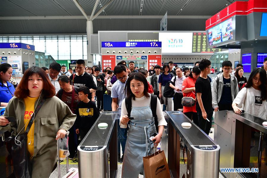 CHINA-HENAN-ZHENGZHOU-RAILWAY-LABOR DAY HOLIDAY-TRAVEL RUSH (CN)