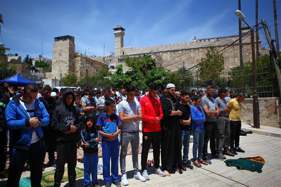 MIDEAST-HEBRON-FRIDAY-PRAYER-RAMADAN