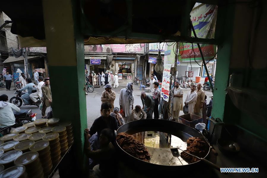 PAKISTAN-RAWALPINDI-RAMADAN-FOOD-DISTRIBUTION