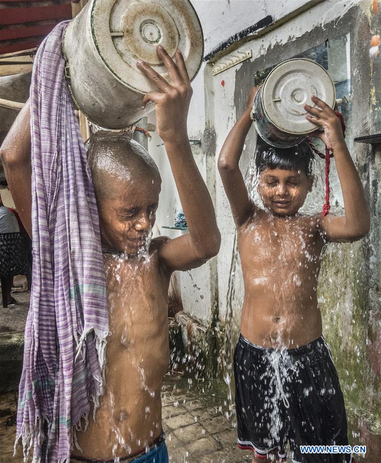 INDIA-KOLKATA-HEAT RELIEF