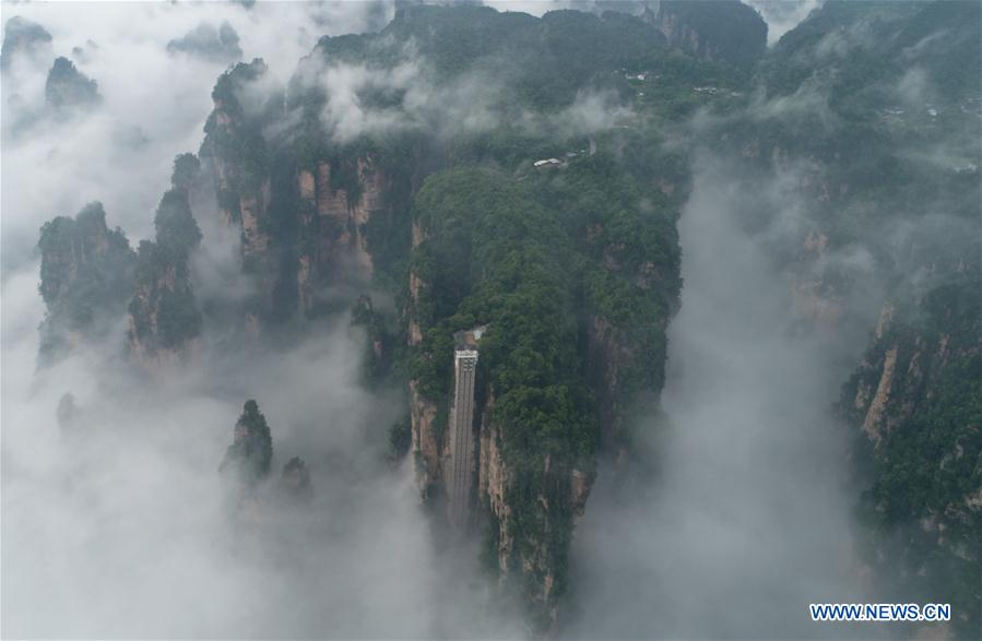 #CHINA-HUNAN-ZHANGJIAJIE-CLIFFSIDE ELEVATOR-FOG (CN)