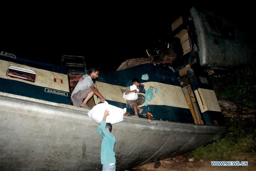 BANGLADESH-ACCIDENT-TRAIN DERAILMENT