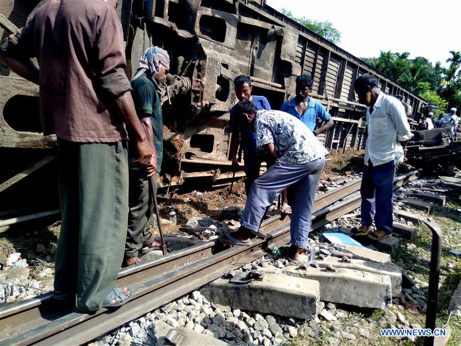 BANGLADESH-ACCIDENT-TRAIN DERAILMENT