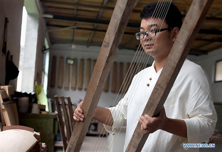 CHINA-HENAN-LANKAO-"GUQIN" MAKER (CN)