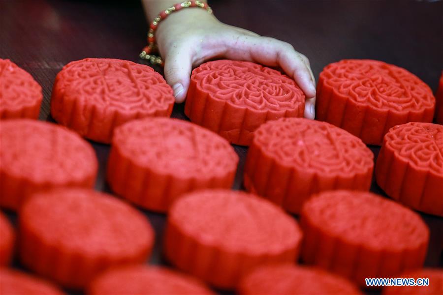 PHILIPPINES-MANILA-MOONCAKES-MID-AUTUMN FESTIVAL