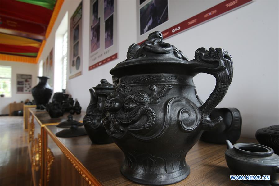 CHINA-YUNNAN-DEQEN-POTTERY-BLACK CLAY (CN)