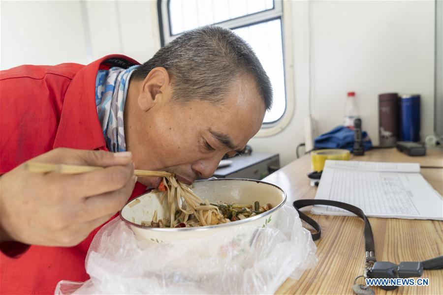 CHINA-XINJIANG-TAKLIMAKAN DESERT-OIL WORKER (CN)