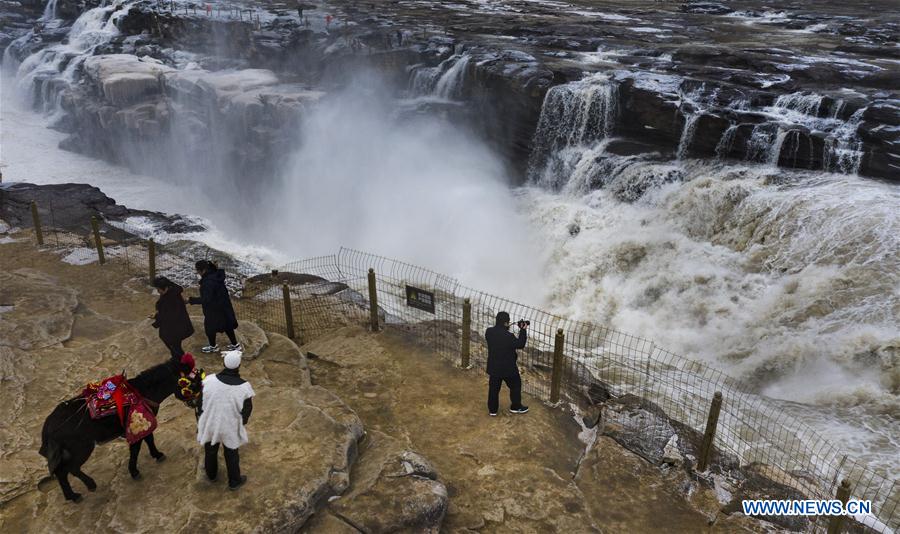 CHINA-HUKOU WATERFALL-WINTER SCENERY (CN)