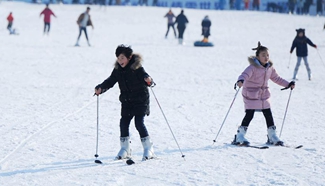 Popularity of winter sports begins to grow fast in E China's Jiangsu