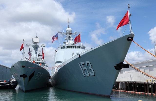 停泊珍珠港碼頭的中國海軍艦艇編隊導彈驅(qū)逐艦西安艦（右）和導彈護衛(wèi)艦衡水艦。