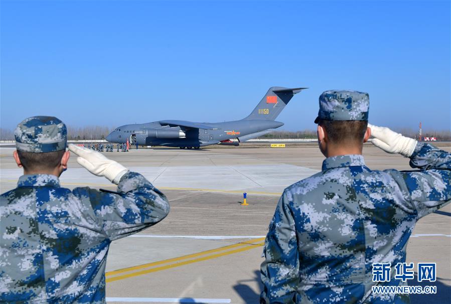 （聚焦疫情防控·圖文互動(dòng)）（12）空軍第四次向武漢大規(guī)?？者\(yùn)醫(yī)療隊(duì)員和物資