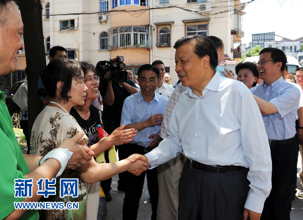 這是7月22日，劉云山在上海市普陀區(qū)桃浦鎮(zhèn)蓮花公寓居委會(huì)調(diào)研時(shí)同社區(qū)居民親切握手。新華社記者 饒愛(ài)民 攝