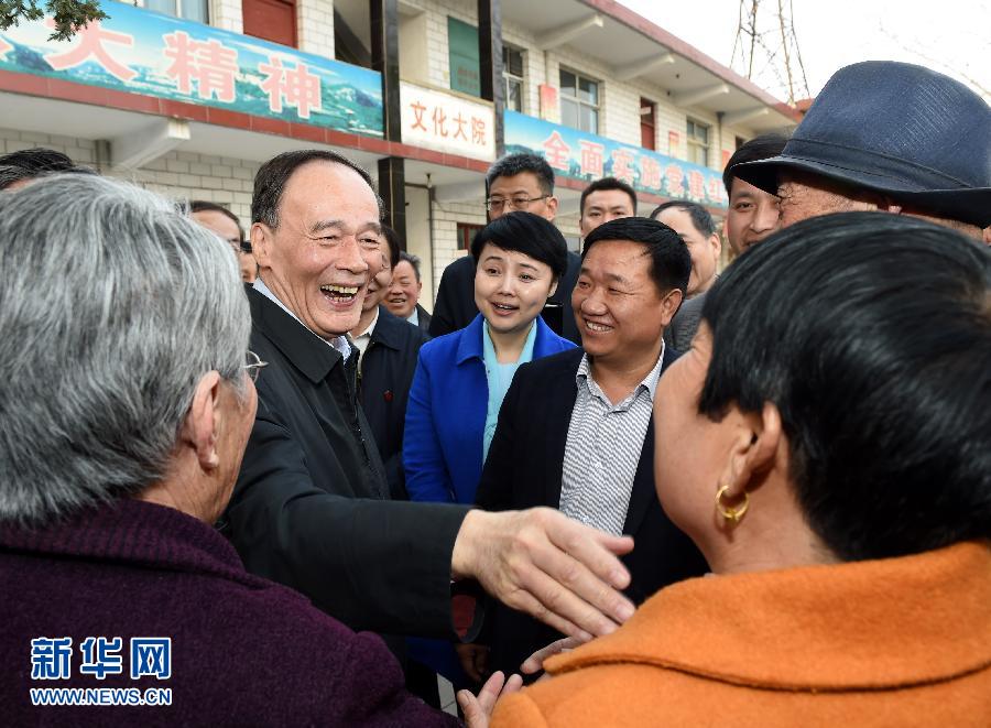 3月27日至28日，中共中央政治局常委、中央紀委書記王岐山到河南省調(diào)研，并主持召開座談會。這是3月27日王岐山在河南林州姚村鎮(zhèn)馮家口村同村民親切交談。 新華社記者 饒愛民 攝