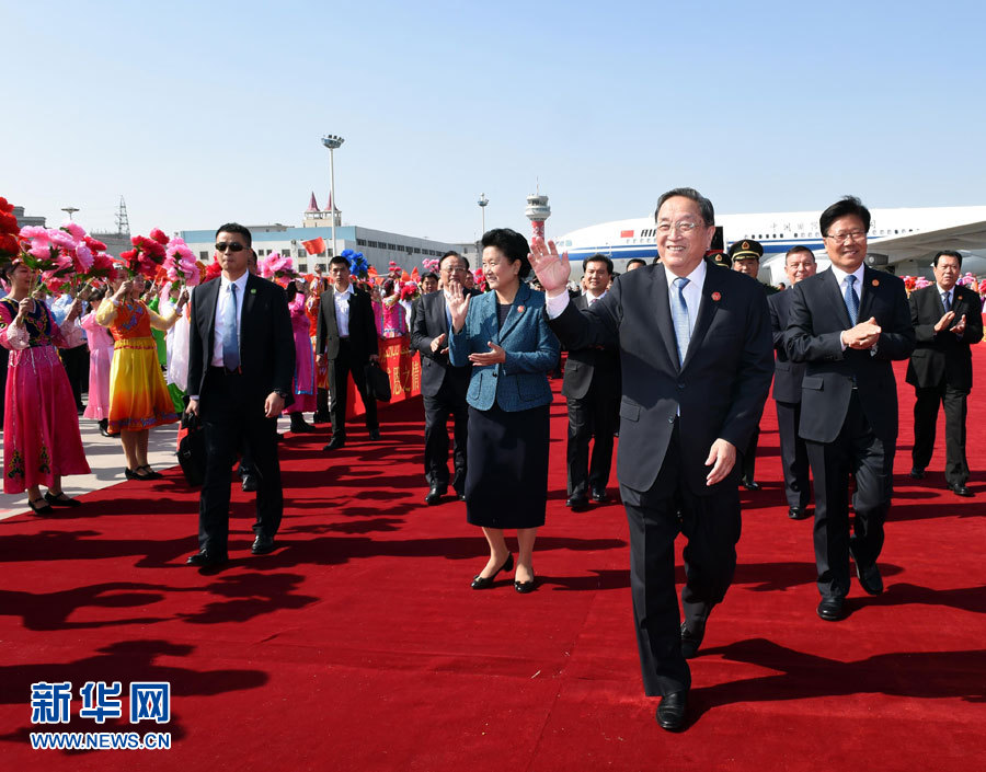  9月25日，以中共中央政治局常委、全國政協(xié)主席俞正聲為團長的中央代表團飛抵烏魯木齊，出席新疆維吾爾自治區(qū)成立60周年慶?；顒印Ｐ氯A社記者 饒愛民 攝