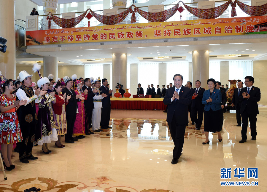 9月25日，中共中央政治局常委、全國政協(xié)主席、中央代表團(tuán)團(tuán)長俞正聲率中央代表團(tuán)出席向新疆維吾爾自治區(qū)贈送紀(jì)念品儀式。 新華社記者饒愛民 攝 