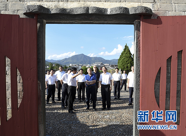 9月24日至26日，中共中央政治局常委、中央紀(jì)委書記王岐山在福建調(diào)研。這是9月24日，王岐山在上杭縣古田鎮(zhèn)參觀古田會(huì)議會(huì)址。新華社記者張鐸攝