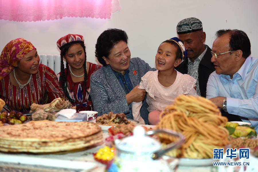 9月26日，中共中央政治局委員、國務(wù)院副總理、中央代表團(tuán)副團(tuán)長劉延?xùn)|率中央代表團(tuán)分團(tuán)到和田地區(qū)看望慰問各族干部群眾。這是劉延?xùn)|在和田市團(tuán)結(jié)新村與維吾爾族群眾在一起。新華社記者張領(lǐng)攝