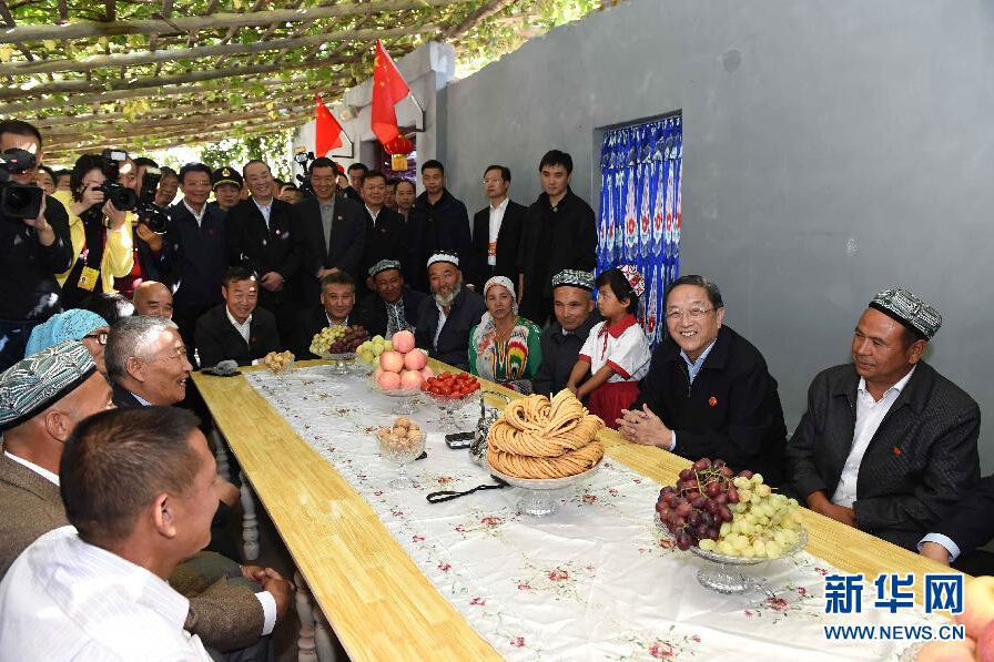 9月27日，中共中央政治局常委、全國政協(xié)主席、中央代表團(tuán)團(tuán)長俞正聲率中央代表團(tuán)部分成員赴喀什地區(qū)莎車縣看望各族干部群眾。這是俞正聲到新疆生產(chǎn)建設(shè)兵團(tuán)第三師莎車農(nóng)場(chǎng)維吾爾族團(tuán)場(chǎng)職工家中看望。新華社記者 饒愛民 攝