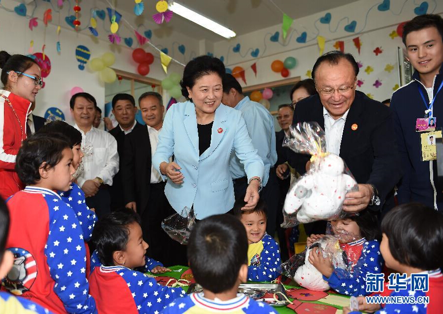 9月27日，中共中央政治局委員、國(guó)務(wù)院副總理、中央代表團(tuán)副團(tuán)長(zhǎng)劉延?xùn)|率中央代表團(tuán)分團(tuán)，帶著黨中央、國(guó)務(wù)院的親切關(guān)懷和全國(guó)各族人民的深切情誼，來(lái)到和田地區(qū)、阿克蘇地區(qū)慰問各族干部群眾，并祝賀大家中秋節(jié)快樂。這是劉延?xùn)|在阿克蘇市“雙語(yǔ)”幼兒園與孩子們?cè)谝黄?。新華社記者 張領(lǐng) 攝