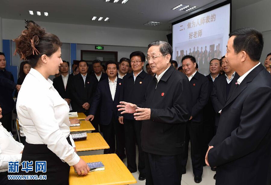 9月28日，中共中央政治局常委、全國政協(xié)主席、中央代表團(tuán)團(tuán)長俞正聲率中央代表團(tuán)部分成員赴祖國最西端的新疆克孜勒蘇柯爾克孜自治州看望慰問各族干部群眾。這是俞正聲來到克州雙語師資培訓(xùn)學(xué)校，與老師、學(xué)員交流談心。新華社記者 饒愛民 攝