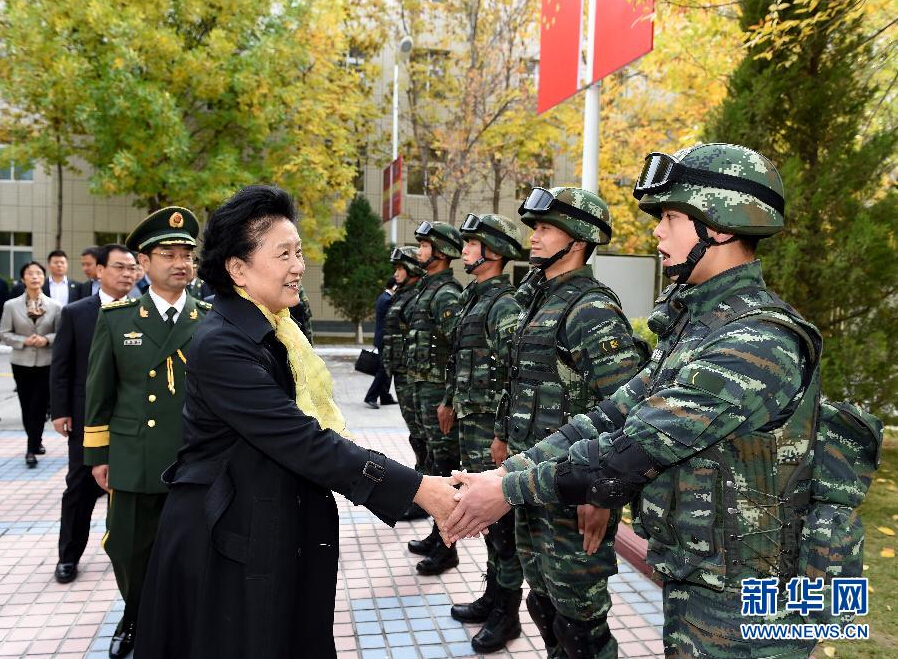 9月28日，中共中央政治局委員、國務(wù)院副總理、中央代表團(tuán)副團(tuán)長(zhǎng)劉延?xùn)|率中央代表團(tuán)分團(tuán)赴阿克蘇地區(qū)、伊犁哈薩克自治州慰問，與各族干部群眾共度節(jié)日、共享歡樂。這是劉延?xùn)|在伊犁武警8660部隊(duì)駐地慰問官兵。新華社記者張領(lǐng)攝