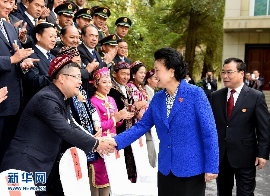 9月28日，中共中央政治局委員、國務(wù)院副總理、中央代表團(tuán)副團(tuán)長(zhǎng)劉延?xùn)|率中央代表團(tuán)分團(tuán)赴阿克蘇地區(qū)、伊犁哈薩克自治州慰問，與各族干部群眾共度節(jié)日、共享歡樂。這是劉延?xùn)|接見伊犁黨政軍負(fù)責(zé)同志和各族各界人士、先進(jìn)模范、援疆干部代表等。新華社記者張領(lǐng)攝