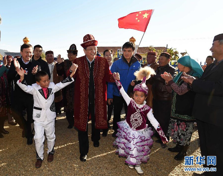 9月29日，中共中央政治局常委、全國政協(xié)主席、中央代表團(tuán)團(tuán)長俞正聲率中央代表團(tuán)部分成員赴阿勒泰地區(qū)看望各族干部群眾。這是俞正聲來到布爾津縣也拉曼牧民定居新村看望哈薩克族牧民。新華社記者 高潔 攝