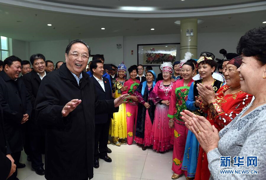 9月29日，中共中央政治局常委、全國政協(xié)主席、中央代表團(tuán)團(tuán)長俞正聲率中央代表團(tuán)部分成員赴阿勒泰地區(qū)看望各族干部群眾。這是俞正聲來到阿勒泰地區(qū)老年人活動中心慰問群眾。新華社記者 饒愛民 攝