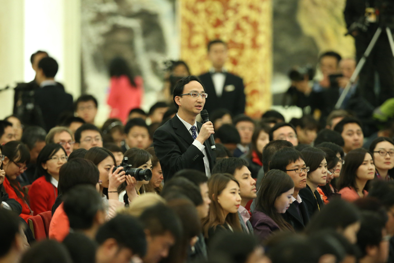 3月15日，國務(wù)院總理李克強(qiáng)在北京人民大會(huì)堂與中外記者見面，并回答記者提問。這是一位記者在提問。 新華社記者 龐興雷 攝