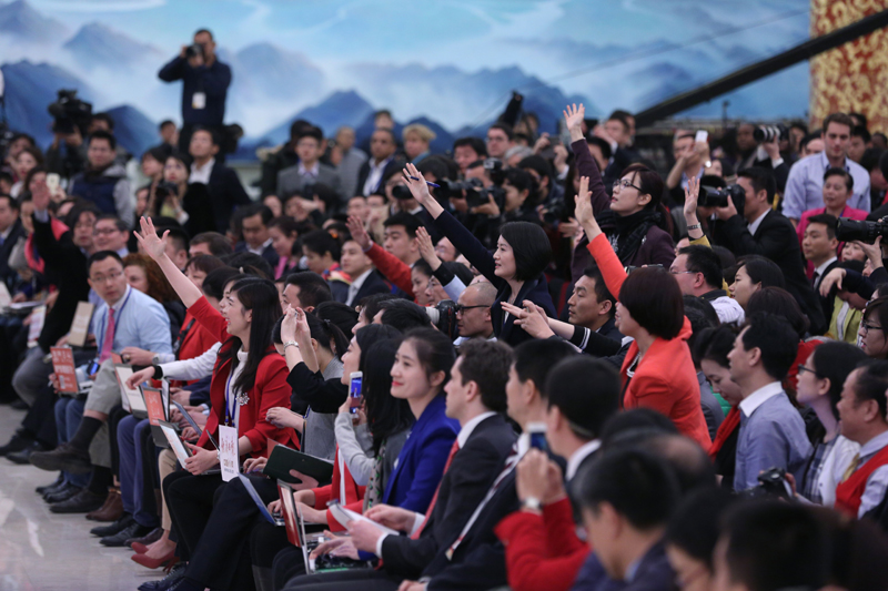 3月15日，國務(wù)院總理李克強(qiáng)在北京人民大會(huì)堂與中外記者見面，并回答記者提問。這是記者舉手爭取提問機(jī)會(huì)。 新華社記者 才揚(yáng) 攝