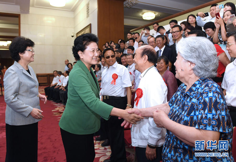 6月16日，中共中央政治局委員、國務(wù)院副總理劉延?xùn)|在北京看望出席中國人口福利基金會成立30周年座談會的歷屆“中華人口獎”獲獎?wù)叽怼Ｐ氯A社記者 饒愛民 攝