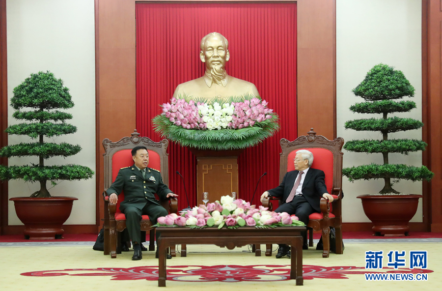 6月18日，在越南首都河內(nèi)，正在越南訪問的中央軍委副主席范長龍（左）會見越共中央總書記阮富仲。 新華社發(fā)（李曉偉攝） 