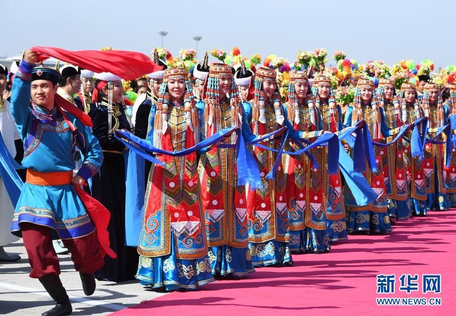 8月7日，以中共中央政治局常委、全國政協(xié)主席俞正聲為團(tuán)長的中央代表團(tuán)飛抵呼和浩特，出席內(nèi)蒙古自治區(qū)成立70周年慶?；顒?。中央代表團(tuán)在機(jī)場受到內(nèi)蒙古各族群眾的熱烈歡迎。新華社記者 張領(lǐng) 攝