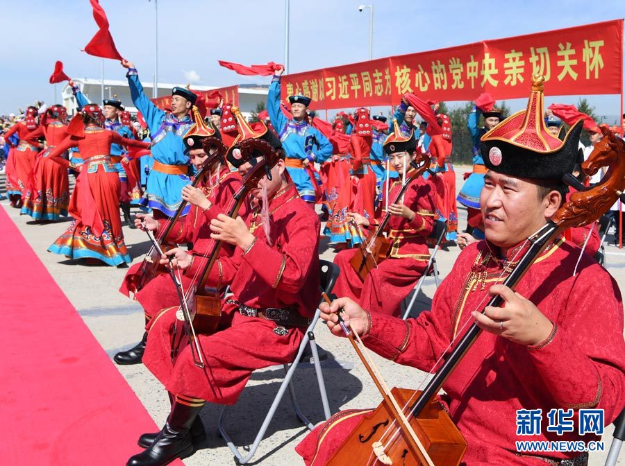 8月7日，以中共中央政治局常委、全國政協(xié)主席俞正聲為團(tuán)長的中央代表團(tuán)飛抵呼和浩特，出席內(nèi)蒙古自治區(qū)成立70周年慶祝活動。中央代表團(tuán)在機(jī)場受到內(nèi)蒙古各族群眾的熱烈歡迎。新華社記者 張領(lǐng) 攝