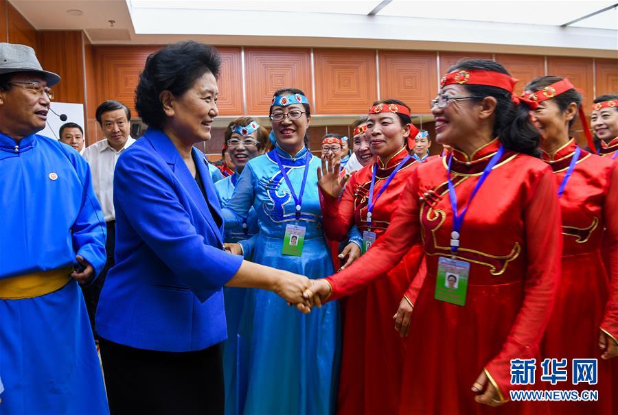 8月9日，中共中央政治局委員、國(guó)務(wù)院副總理、中央代表團(tuán)副團(tuán)長(zhǎng)劉延?xùn)|率中央代表團(tuán)二分團(tuán)到赤峰看望慰問(wèn)各族干部群眾。這是劉延?xùn)|在赤峰市群眾藝術(shù)館和群眾親切交談。新華社記者 連振 攝