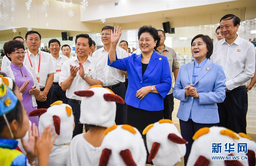 8月9日，中共中央政治局委員、國(guó)務(wù)院副總理、中央代表團(tuán)副團(tuán)長(zhǎng)劉延?xùn)|率中央代表團(tuán)二分團(tuán)到赤峰看望慰問(wèn)各族干部群眾。這是劉延?xùn)|在赤峰市青少年宮與青少年熱烈互動(dòng)。新華社記者 連振 攝