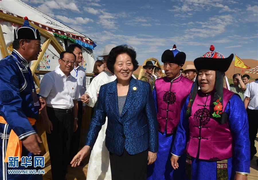 8月10日，中共中央政治局委員、中央統(tǒng)戰(zhàn)部部長(zhǎng)、中央代表團(tuán)副團(tuán)長(zhǎng)孫春蘭率中央代表團(tuán)三分團(tuán)繼續(xù)在內(nèi)蒙古自治區(qū)阿拉善盟看望慰問，把以習(xí)近平同志為核心的黨中央的親切關(guān)懷和全國(guó)各族人民的美好祝福帶給阿拉善各族各界干部群眾。這是孫春蘭在牧民張輝生（右二）家了解生產(chǎn)生活情況。新華社記者 任軍川 攝