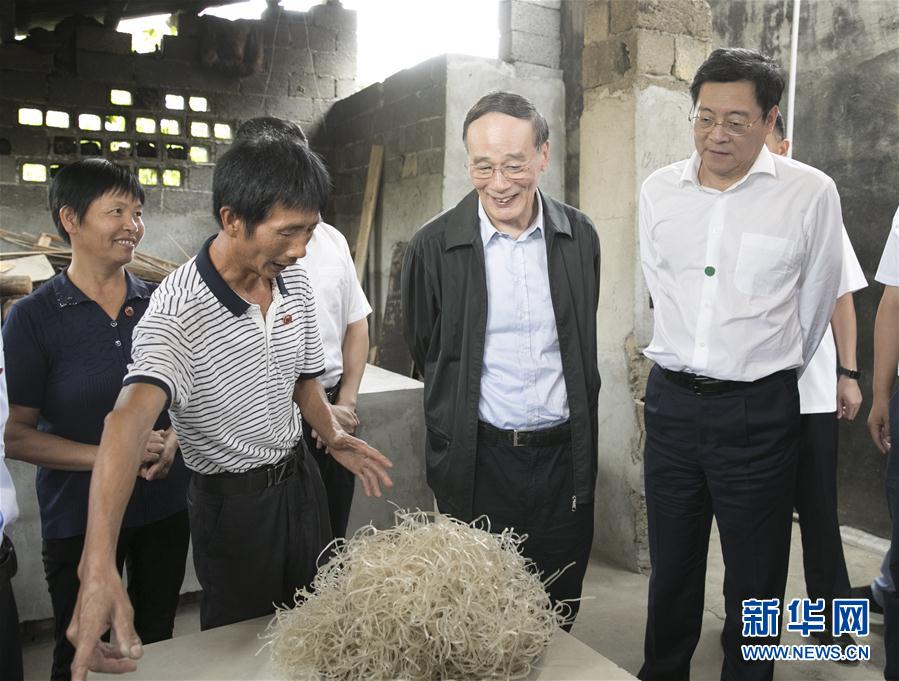 9月3日至5日，中共中央政治局常委、中央紀(jì)委書記、中央巡視工作領(lǐng)導(dǎo)小組組長王岐山在湖南省調(diào)研并主持召開巡察工作座談會(huì)。這是9月4日，王岐山在瀏陽市官橋鎮(zhèn)石灰嘴村貧困戶家中了解脫貧情況。新華社記者 王曄 攝

