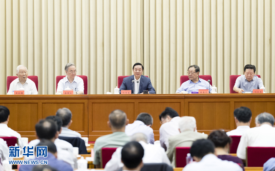 9月8日，中共中央政治局委員、中央書(shū)記處書(shū)記、中宣部部長(zhǎng)劉奇葆在北京出席中國(guó)大百科全書(shū)第三版總編輯委員會(huì)成立大會(huì)并講話。 新華社記者丁海濤 攝